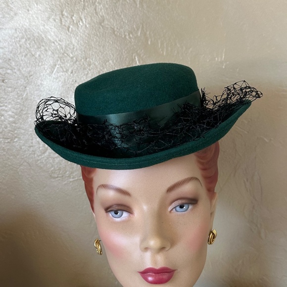 JAUNTY 1940\'s EMERALD GREEN FELT HAT WITH FEATHERS & HALF VEIL main image 13